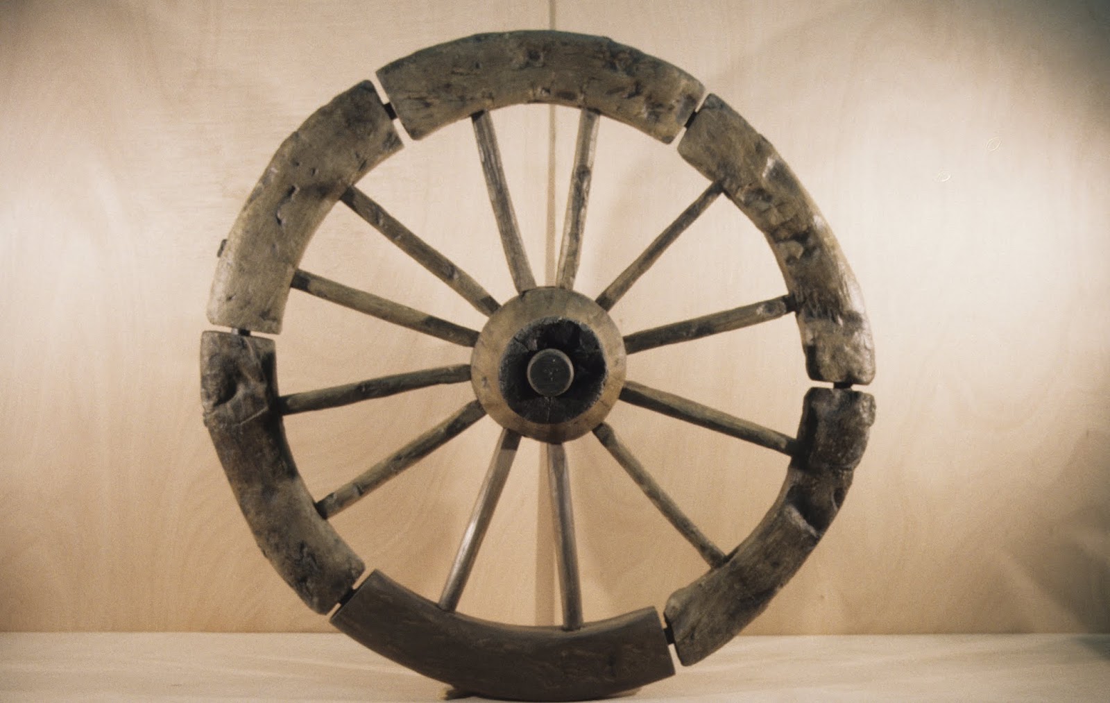 Houten wagenwiel, gevonden op De Hof