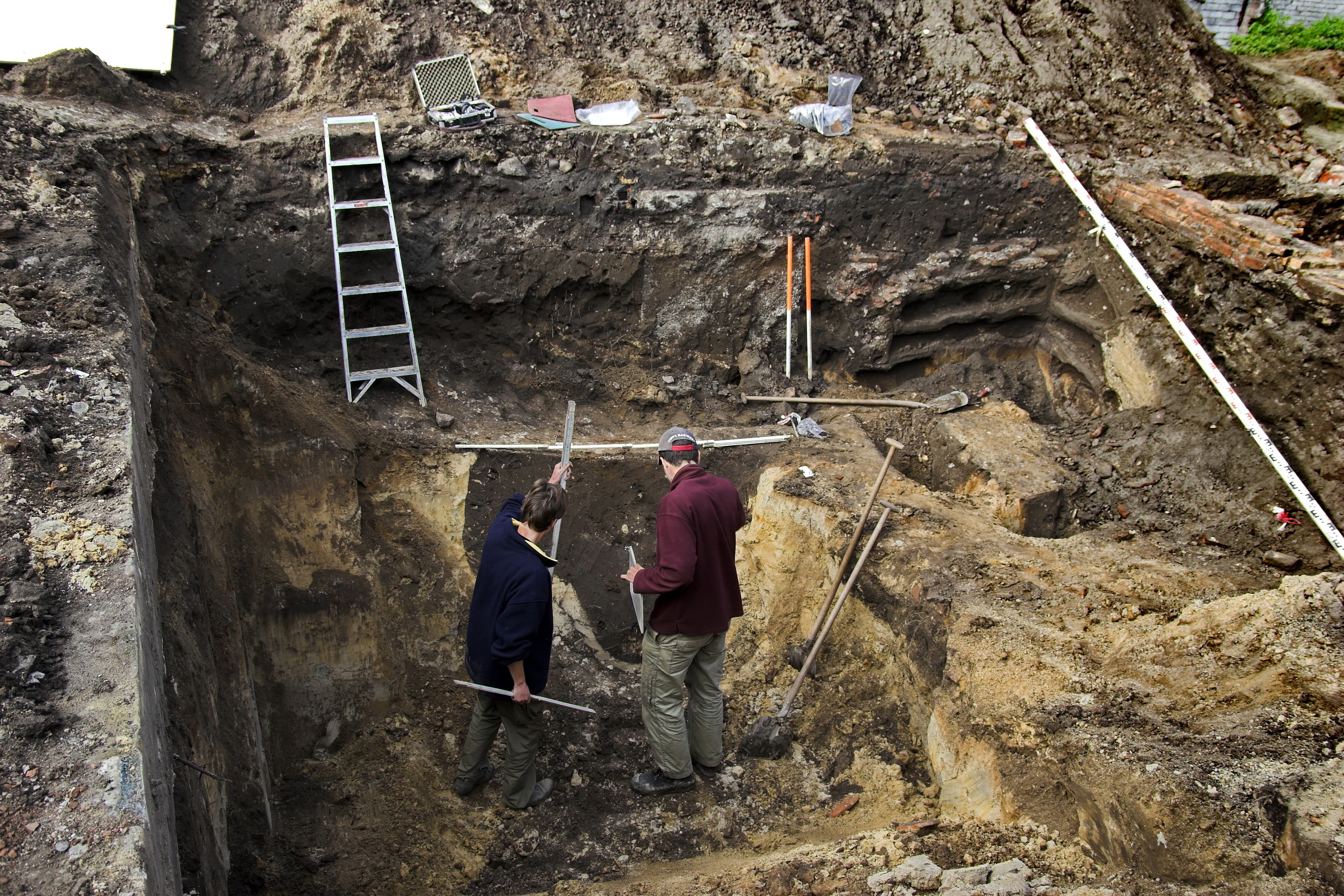Opgraving Achter de Kamp - Archeologen documenteren een waterput