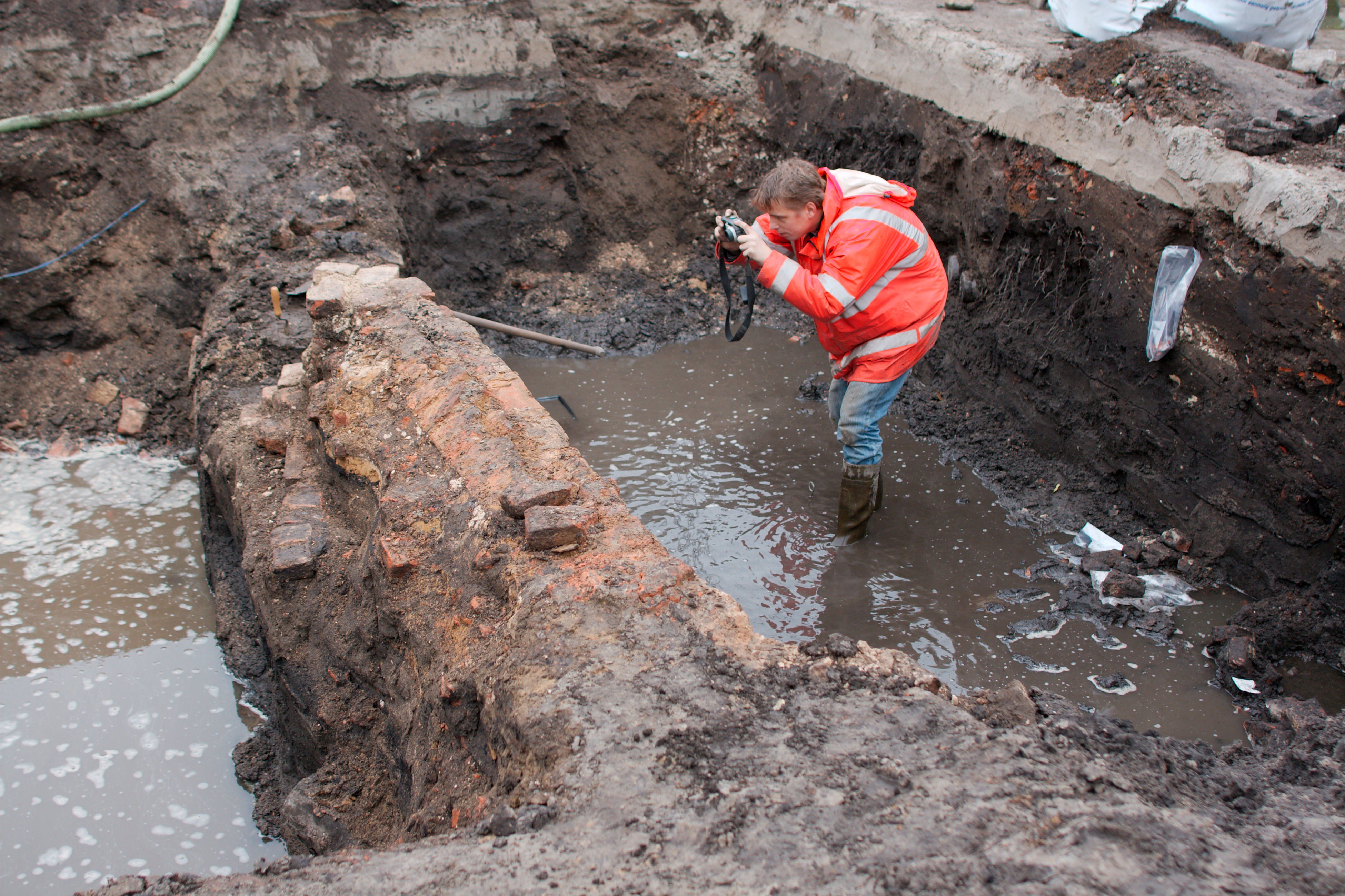 Opgraving Appelmarkt - Laarzen zijn geen overbodige luxe