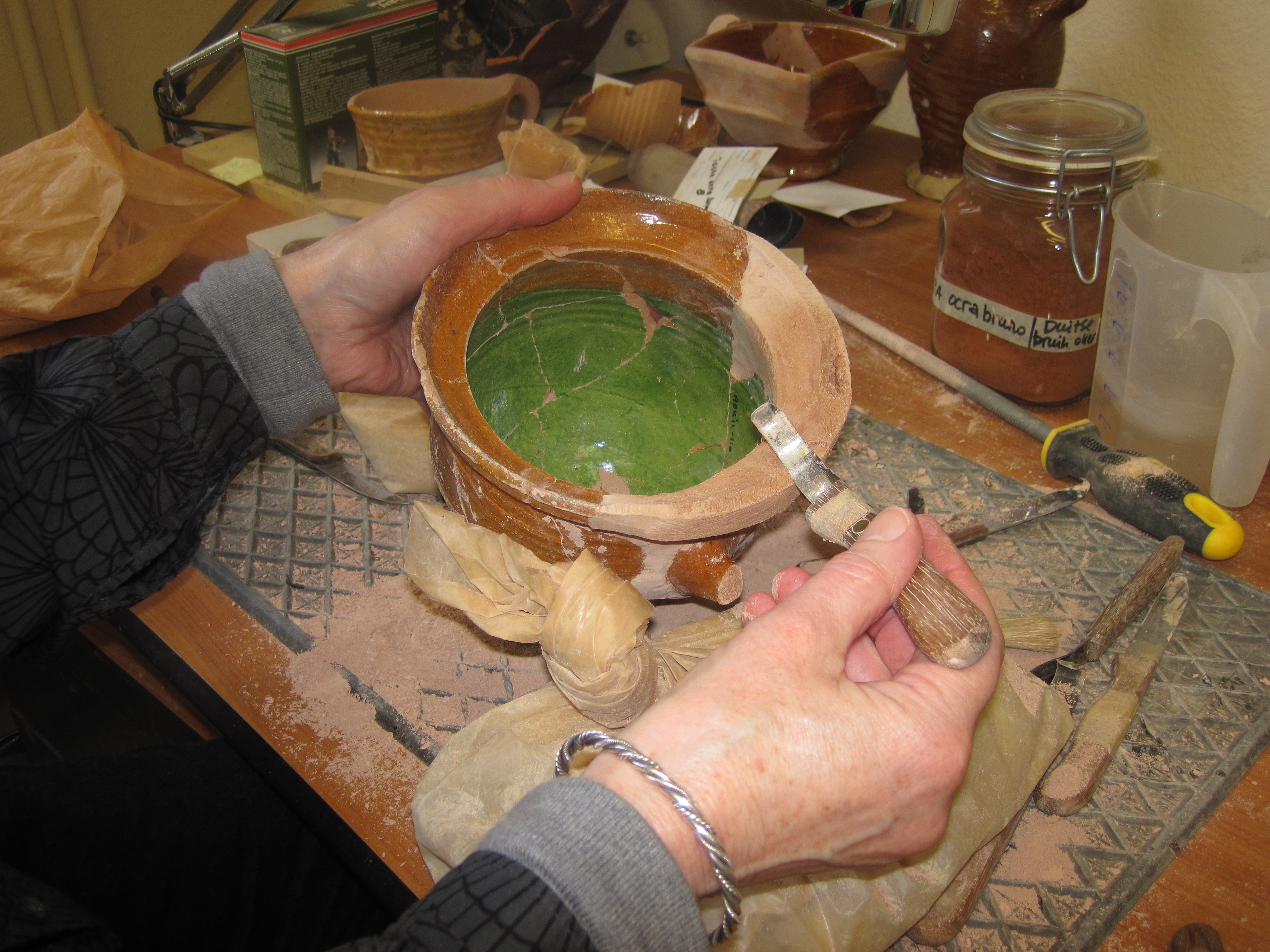 Het restaureren van aardewerk