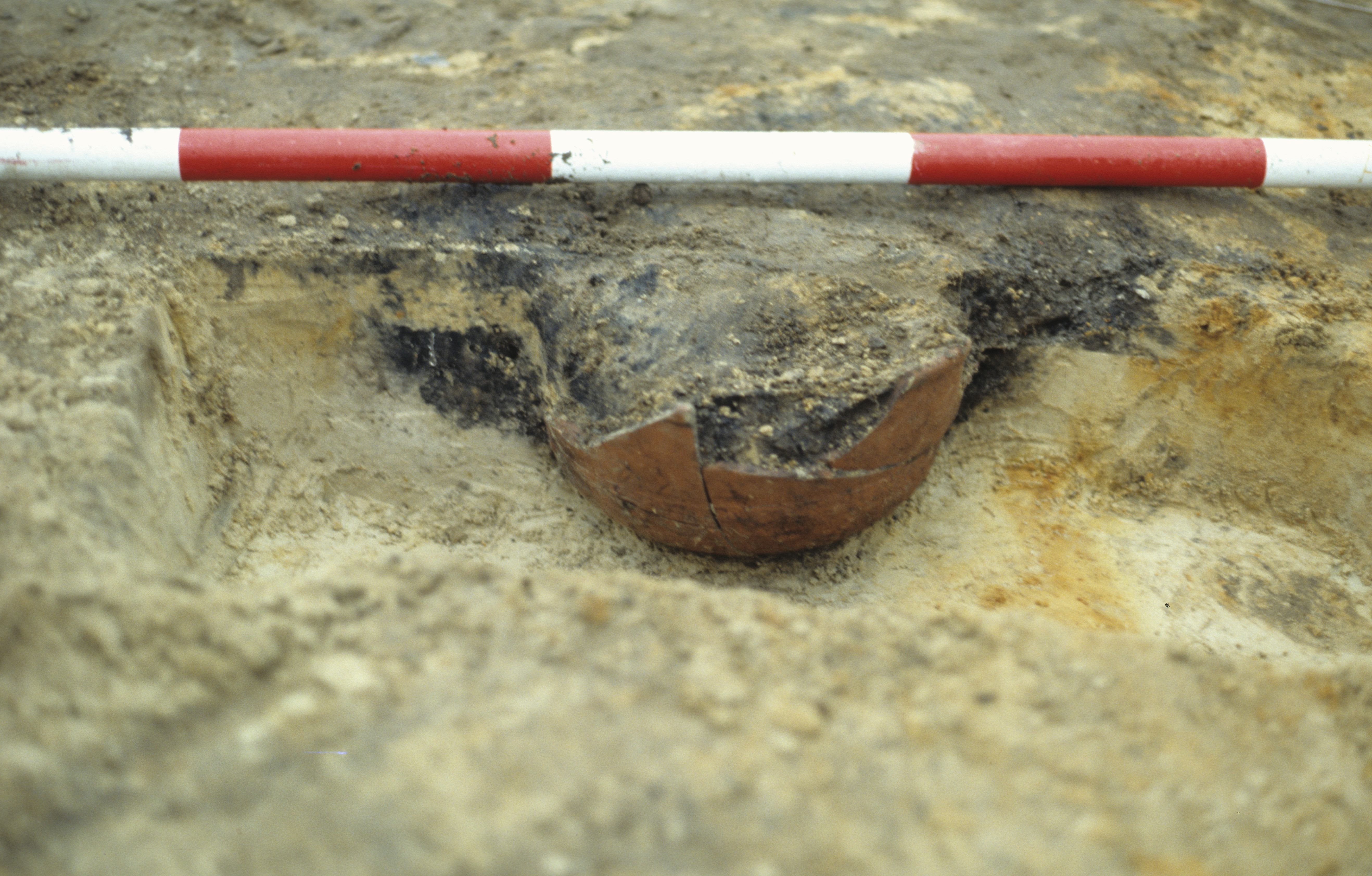 Opgraving Emiclaerseweg - Romeinse kom in een grafkuil