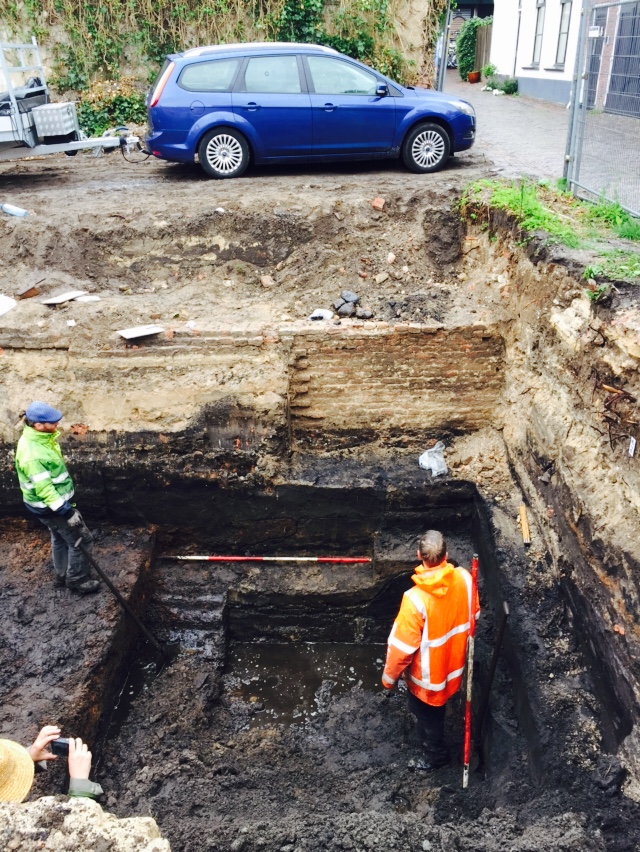 Opgraving Stovestraat - Valkestraat - Archeologen bestuderen funderingen