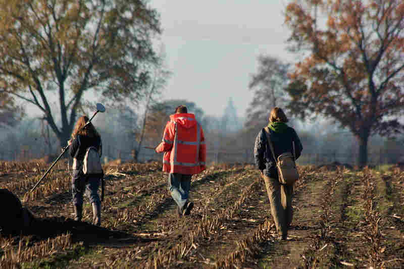 De archeologen gaan het veld in