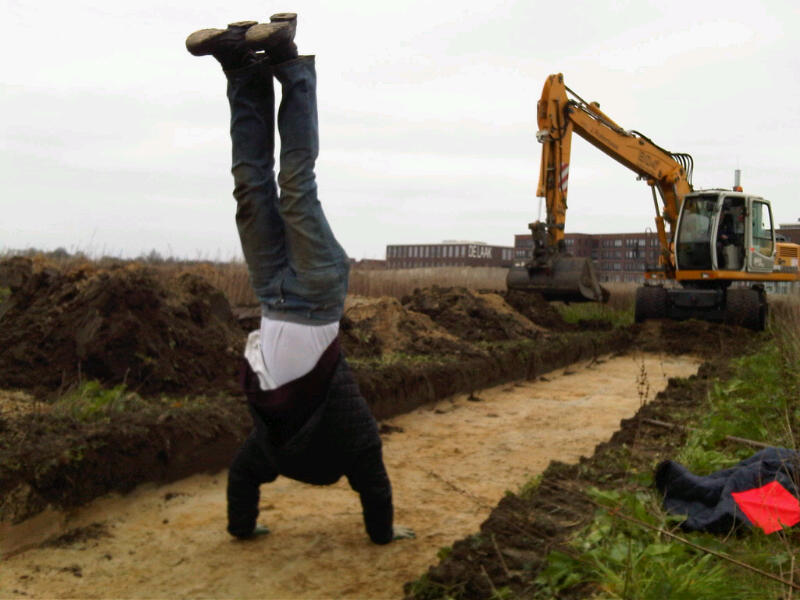 Archeologen bekijken sporen vanaf alle kanten....