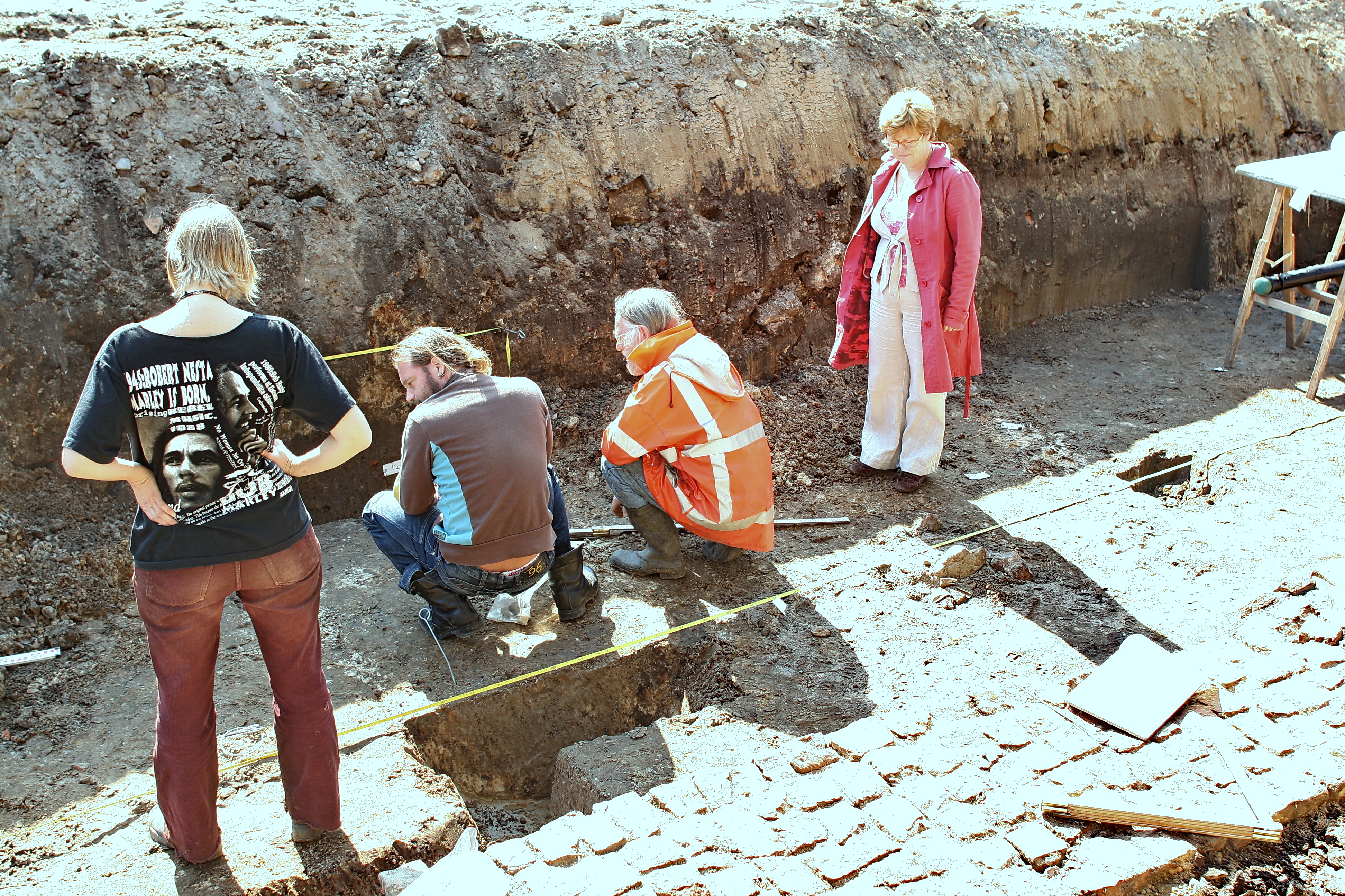 Archeologen bestuderen een profiel