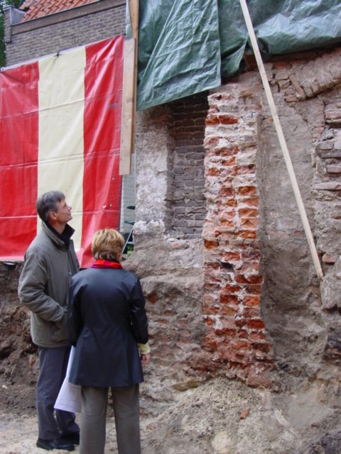 Bouwput Krankeledenstraat - De eerste stadsmuur is zichtbaar