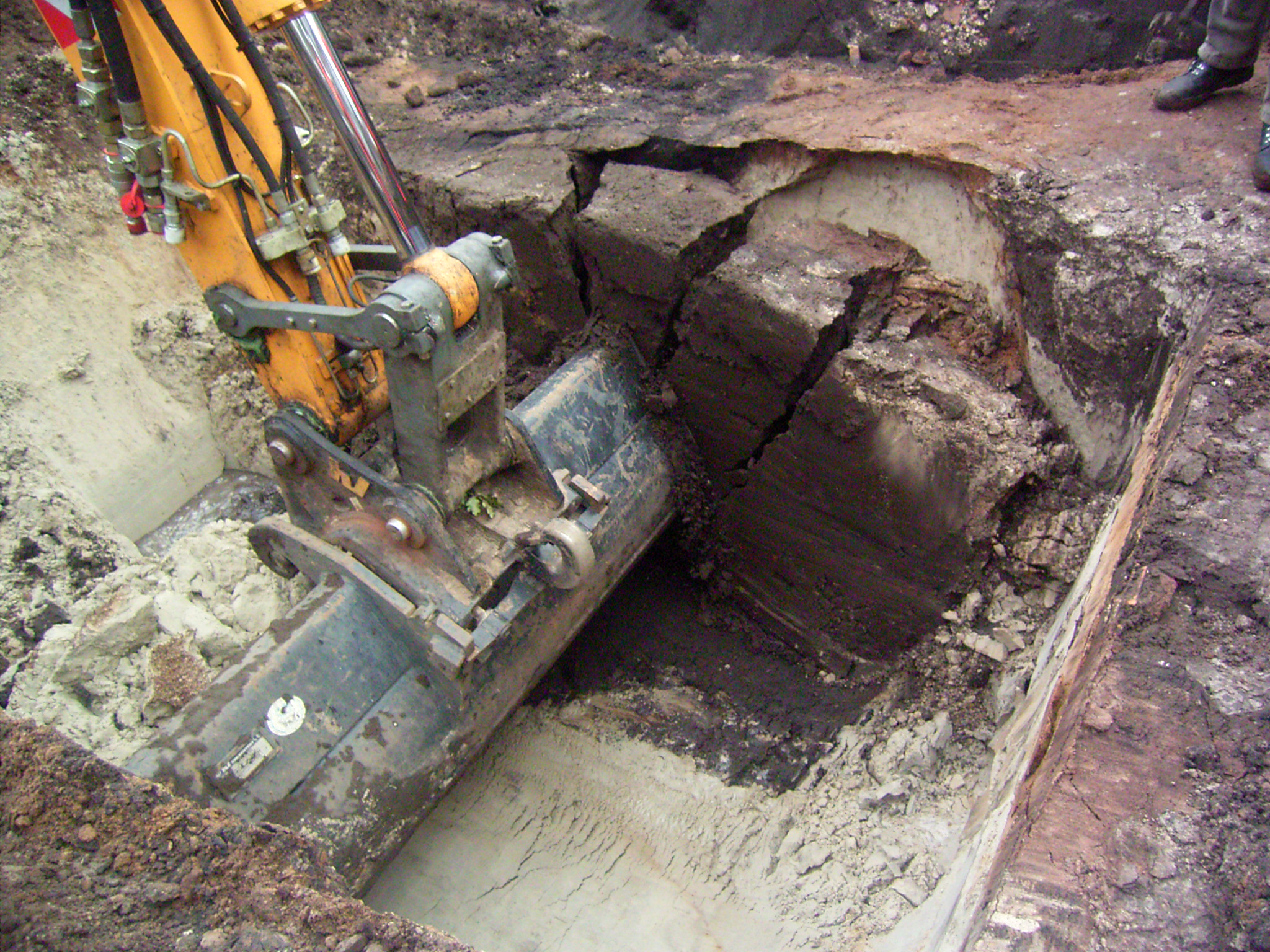 Uitgraven van een diep spoor met de graafmachine
