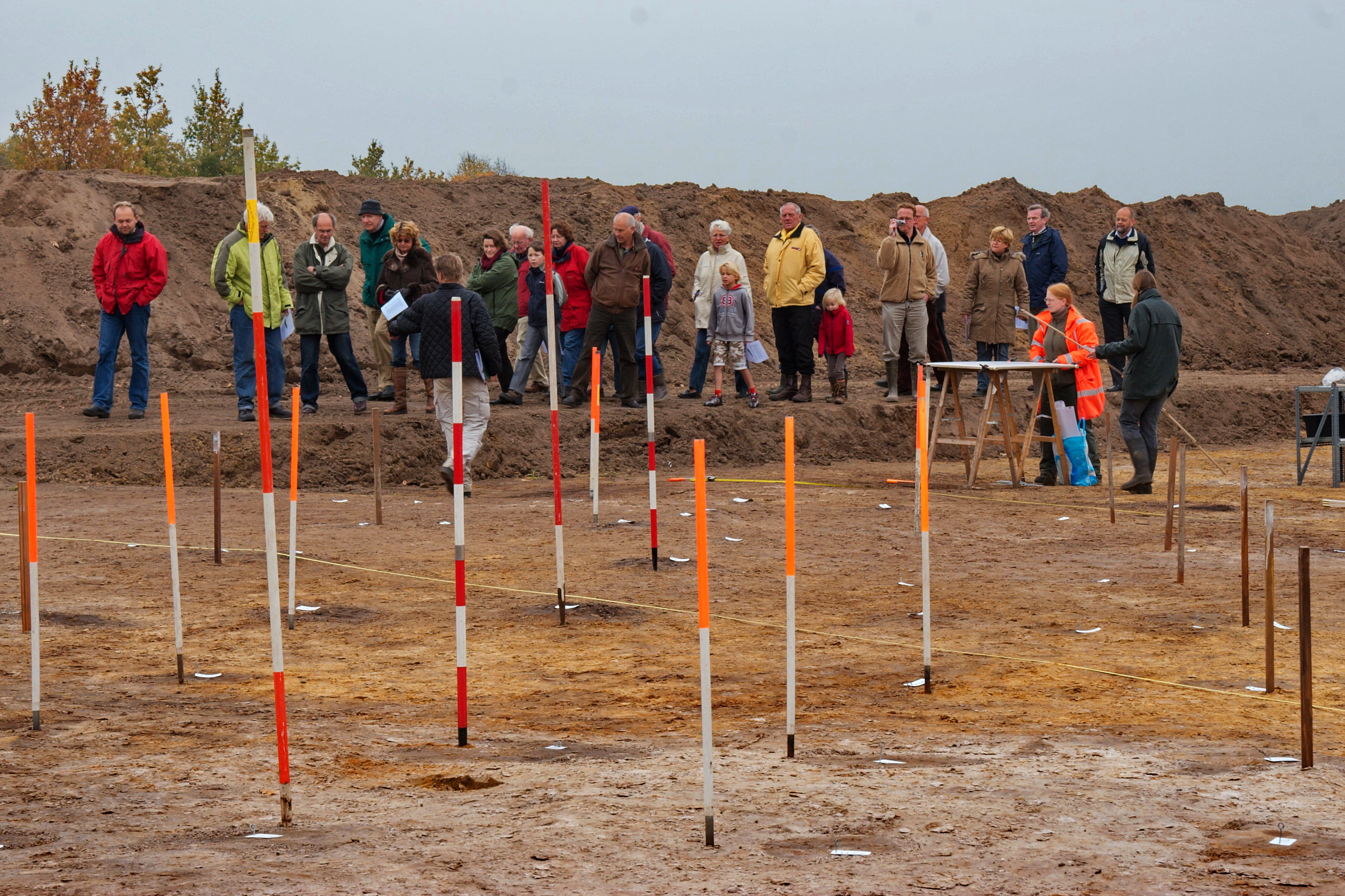 Opgraving Schammer, Leusden - Open dag. De palen van de plattegrond van een boerderij zijn gemarkeerd