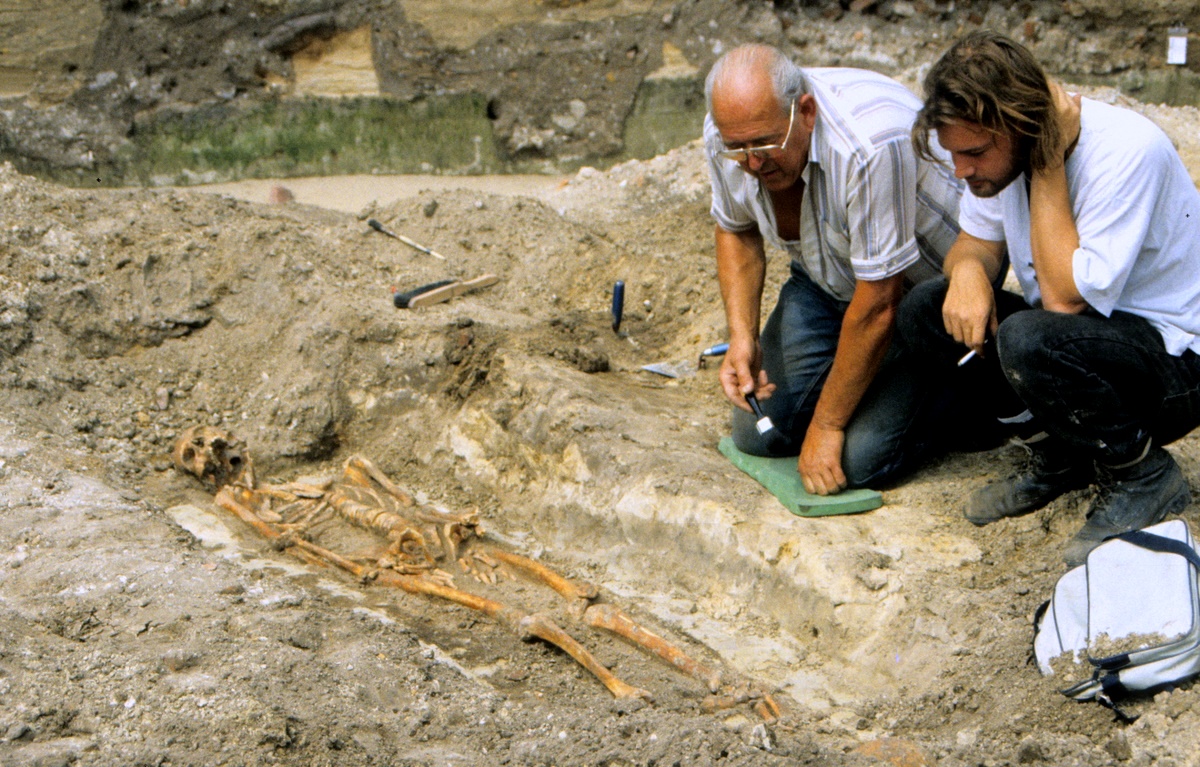 Opgraving Stadhuisplein - Archeologen onderzoeken een graf