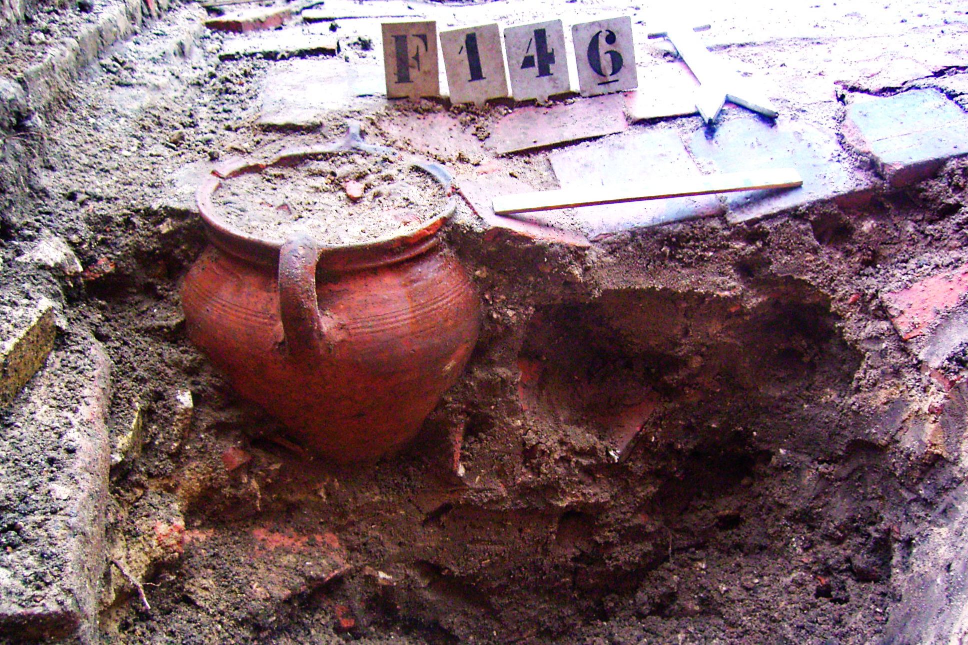 Westsingel - Hellestraat - Aspot in gegraven in de vloer