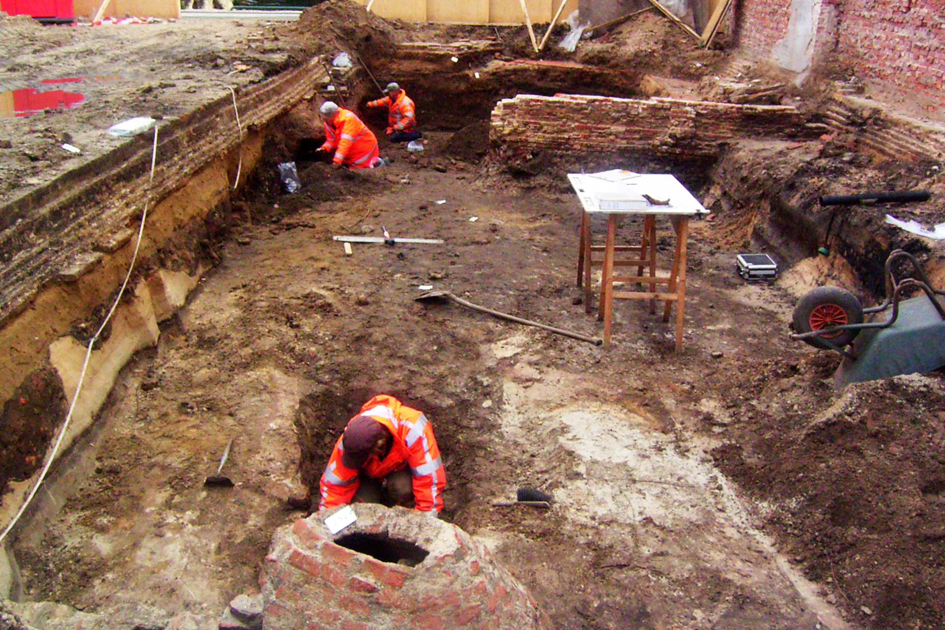 Opgraving Westsingel - Hellestraat - Het onderzoeken van profielen en sporen
