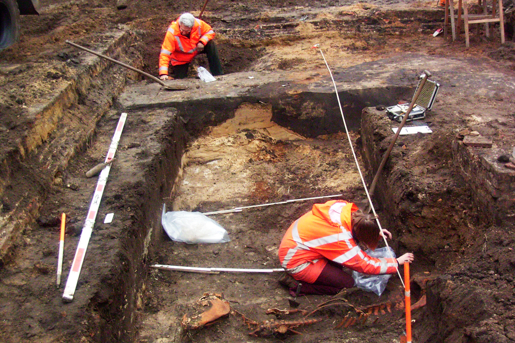 Opgraving Westsingel / Hellestraat - Op de voorgrond het graf van een paard