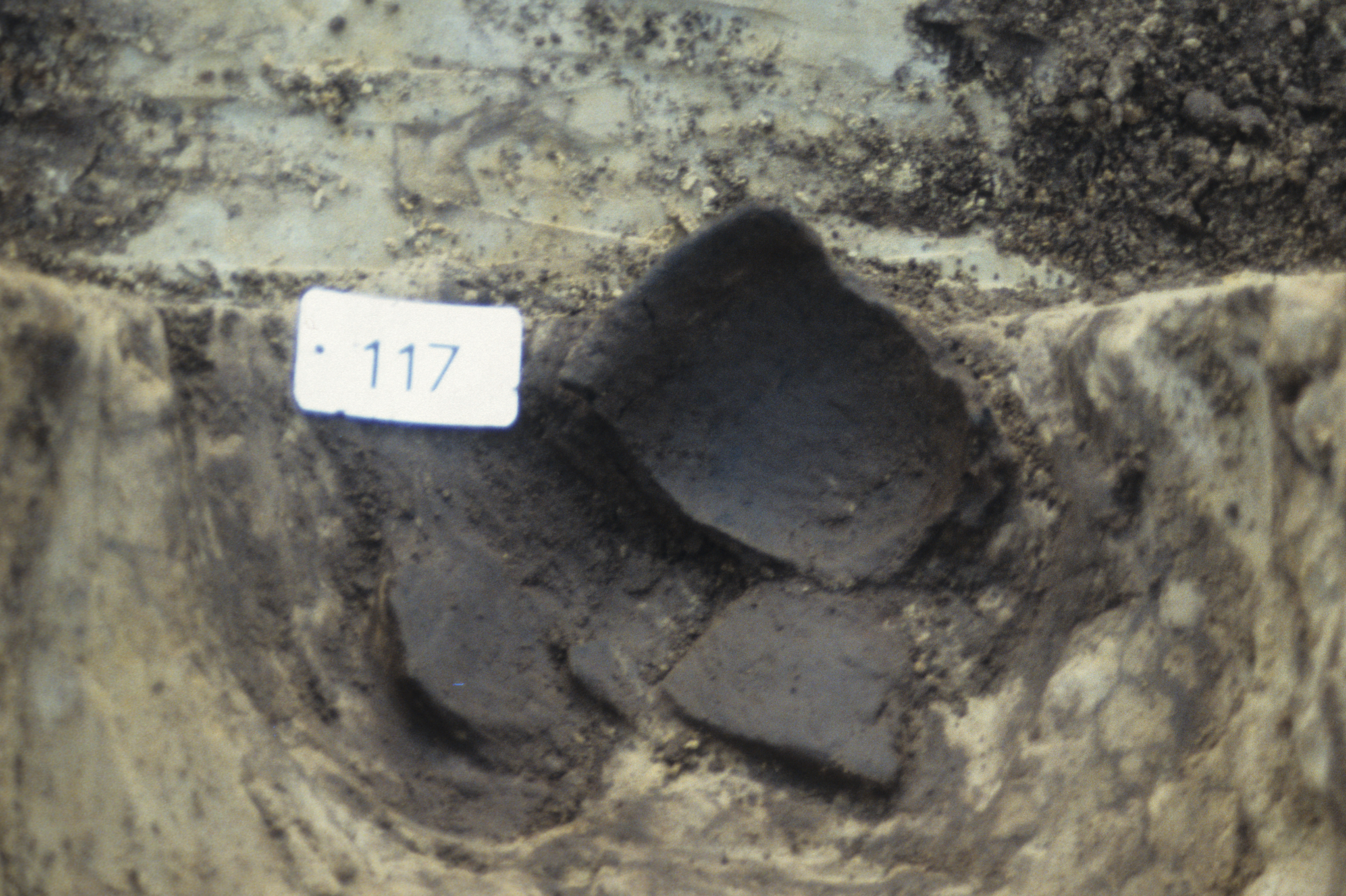 Een pot uit de IJzertijd in een spoor